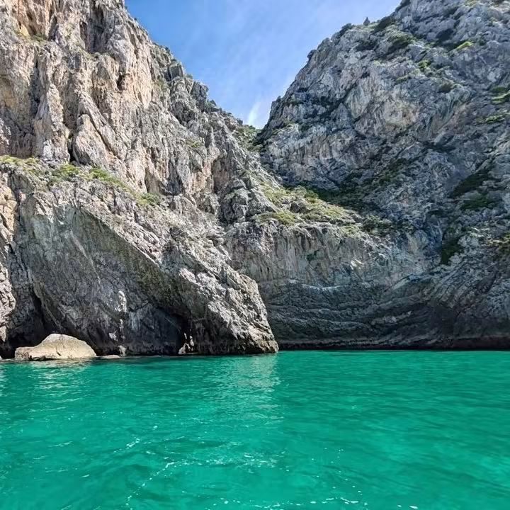 Água verde-esmeralda junto às falésias da Arrábida