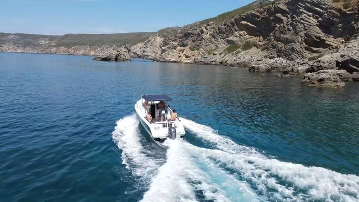 Barco Black Flag a navegar junto às falésias da Arrábida