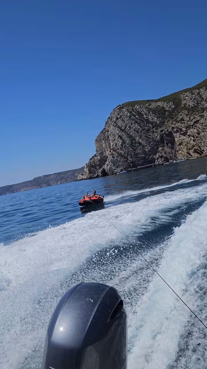 Boia rebocada atrás do barco no verão
