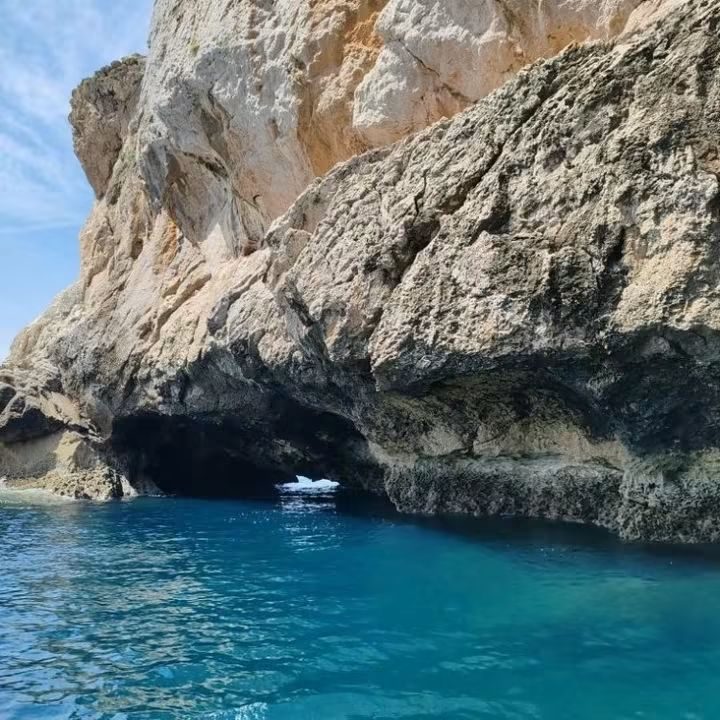 Gruta marinha com água azul na Arrábida