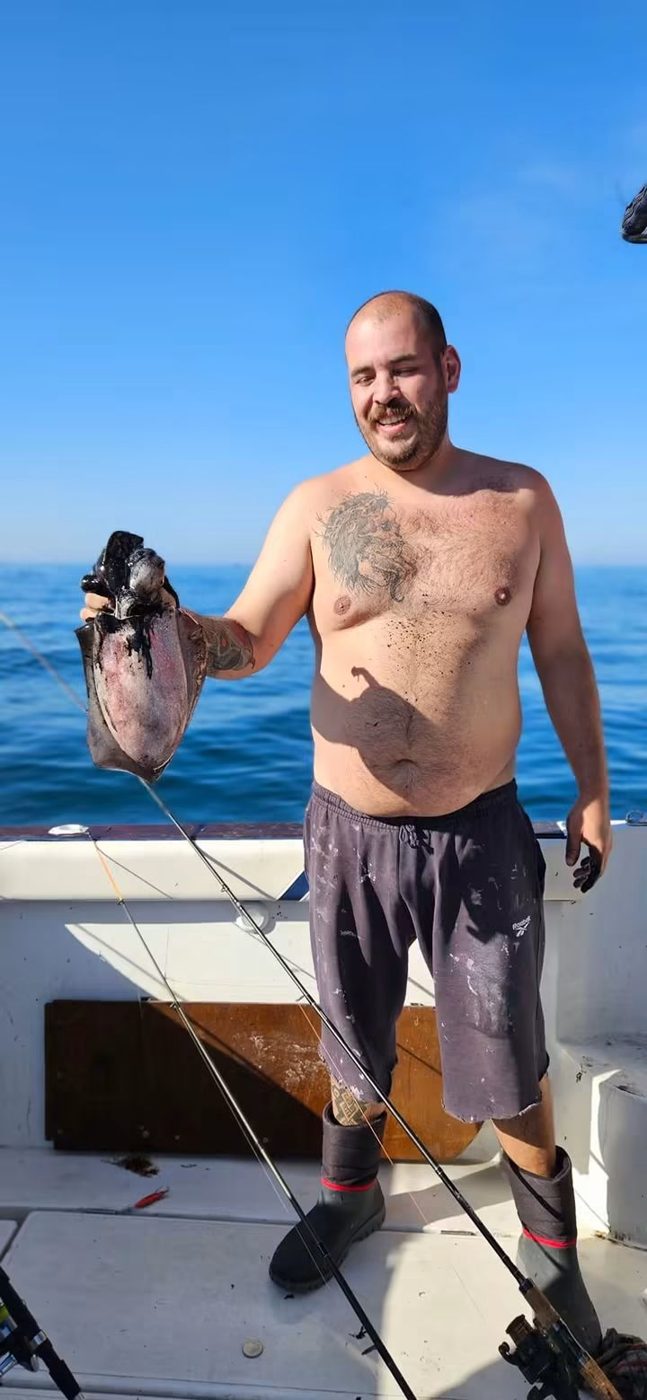 Pescador mostra um choco no convés