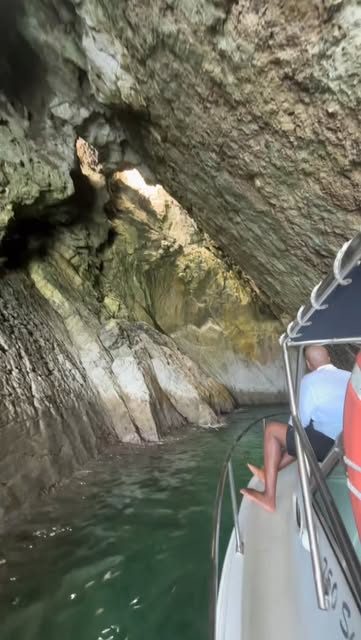 Gruta marinha — foto Black Flag Tours